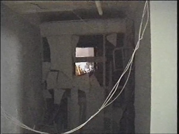 Последствия взрыва: выбитый кусок стены в лифтовом холле
