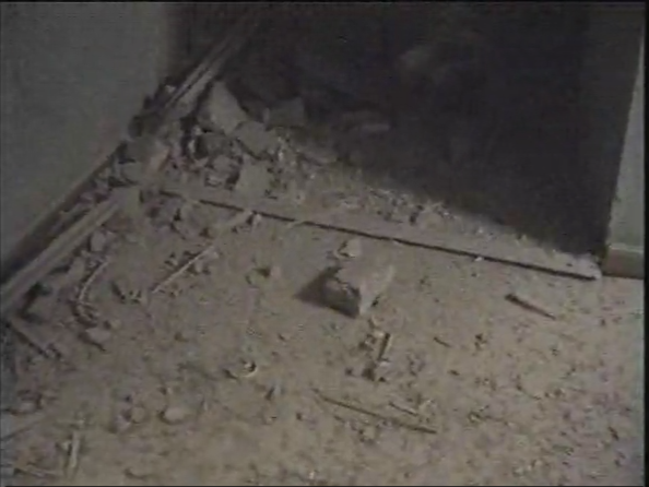 Последствия взрыва: выбитый кусок стены в лифтовом холле