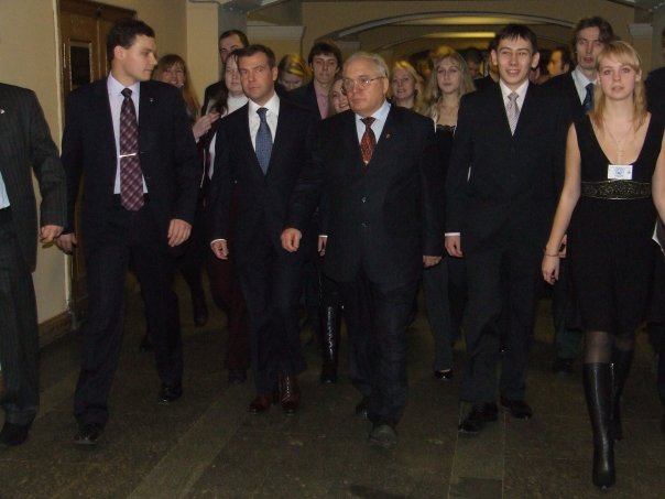Свита Медведева. Справа - Андриянов, слева - Кошель