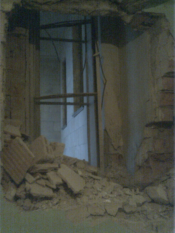 Последствия взрыва: окно на лестничной площадке