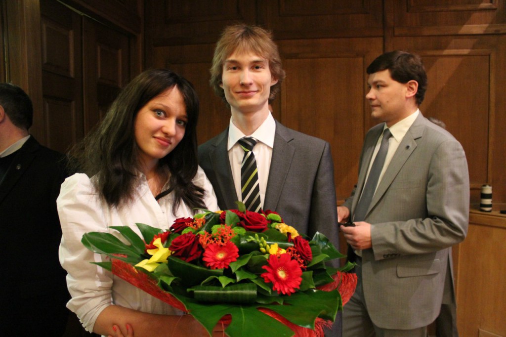 Лишённый научной степени Андриянов присутствует на открытии научной конференции "Ломоносов" (на фото сзади).
