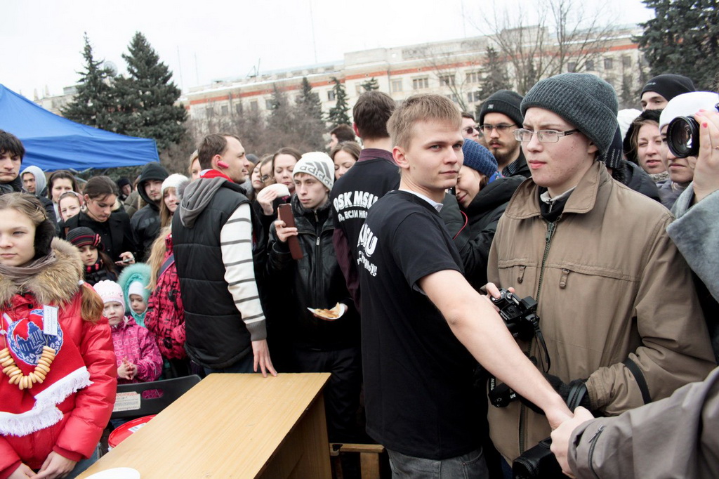 Члены ОСК держат периметр, отгораживая студентов от ректора, пекущего блины