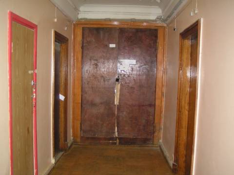 Фото для Открытого письма: закрытая дверь на 6 этаже сектора "В". На этаже нет ни одного плана эвакуации